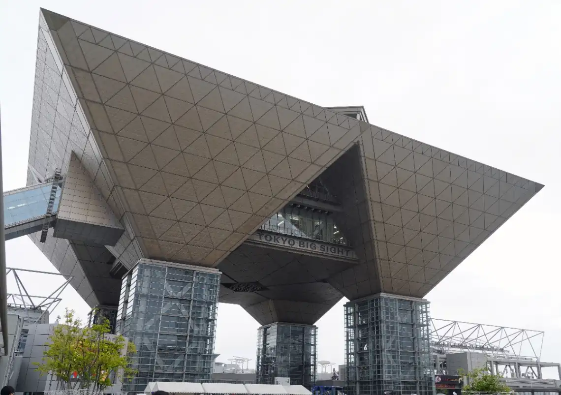 Fila de visitantes na abertura da Comiket 108, no Tokyo Big Sight