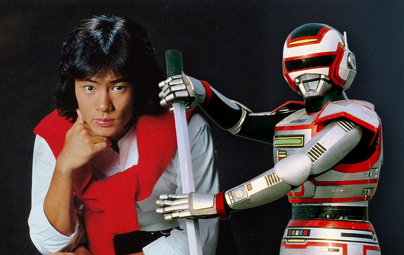 Foto de Hikaru Kurosaki sorrindo, creditada ao JBox, mostrando o ator que interpretou o Fantástico Jaspion