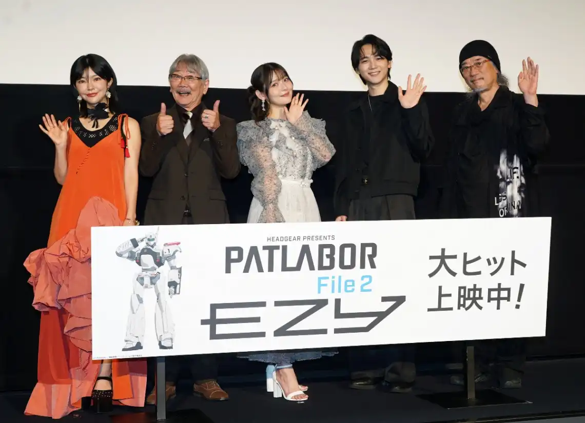 (Da esquerda para a direita) Mariya Ise, Shigeru Chiba, Sumire Uesaka, Kikunosuke Toya e o diretor Yutaka Izubuchi no palco do Shinjuku Piccadilly