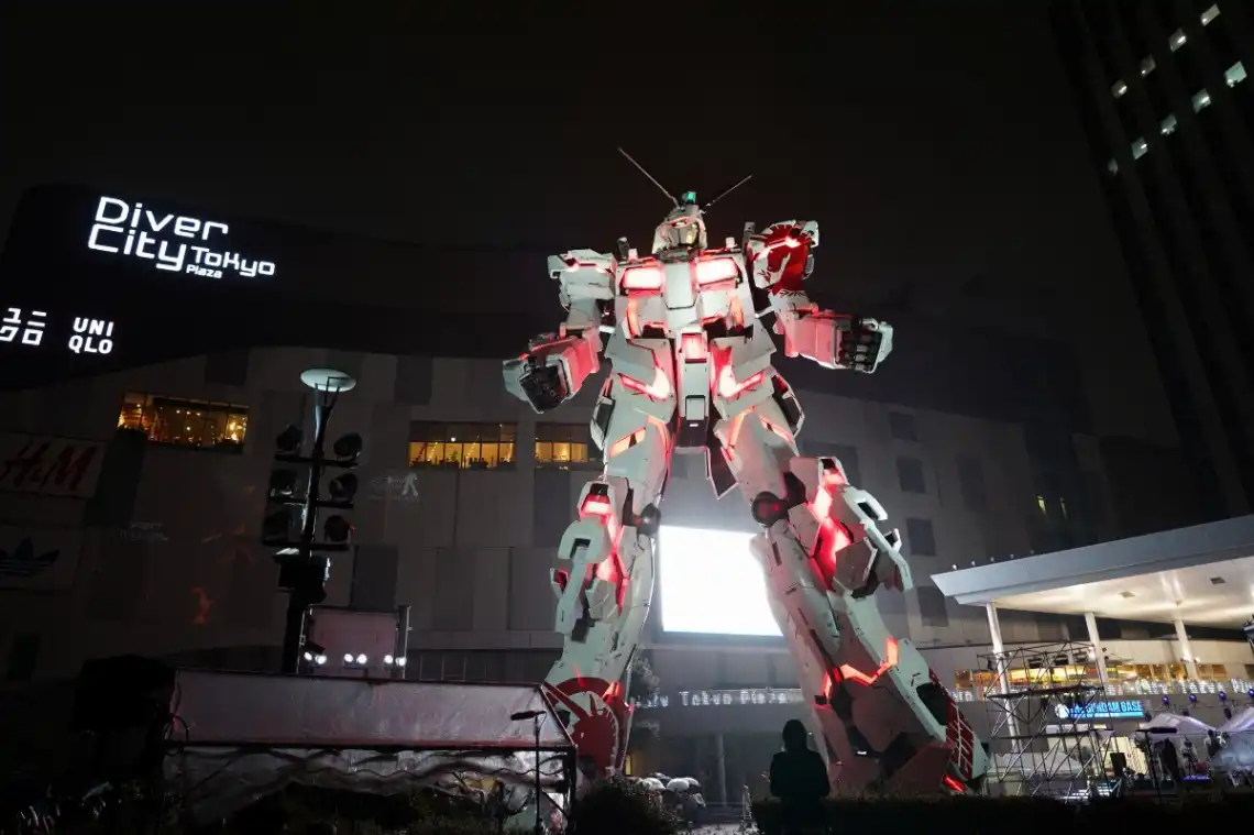 Detalhe da estátua do Unicorn Gundam em Odaiba