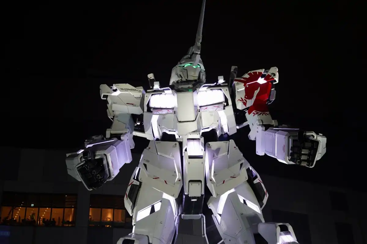 A estátua do Unicorn Gundam iluminada durante o evento