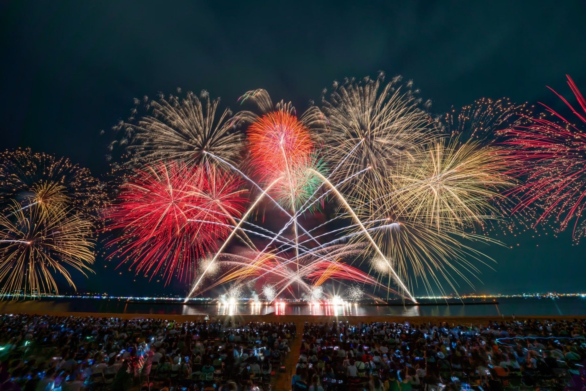 Espetáculo de fogos de artifício coreografados sobre a baía de Yokohama