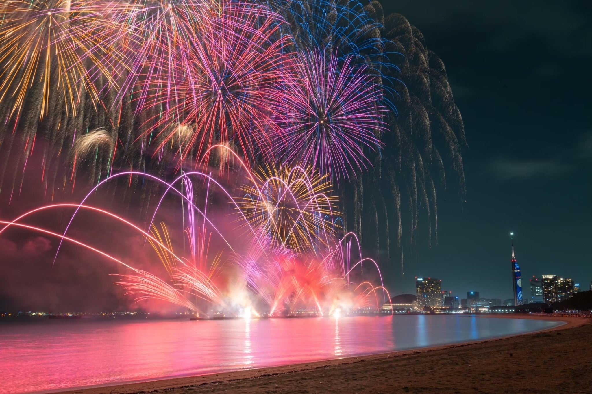Iluminação pirotécnica noturna do espetáculo Geijutsu Hanabi