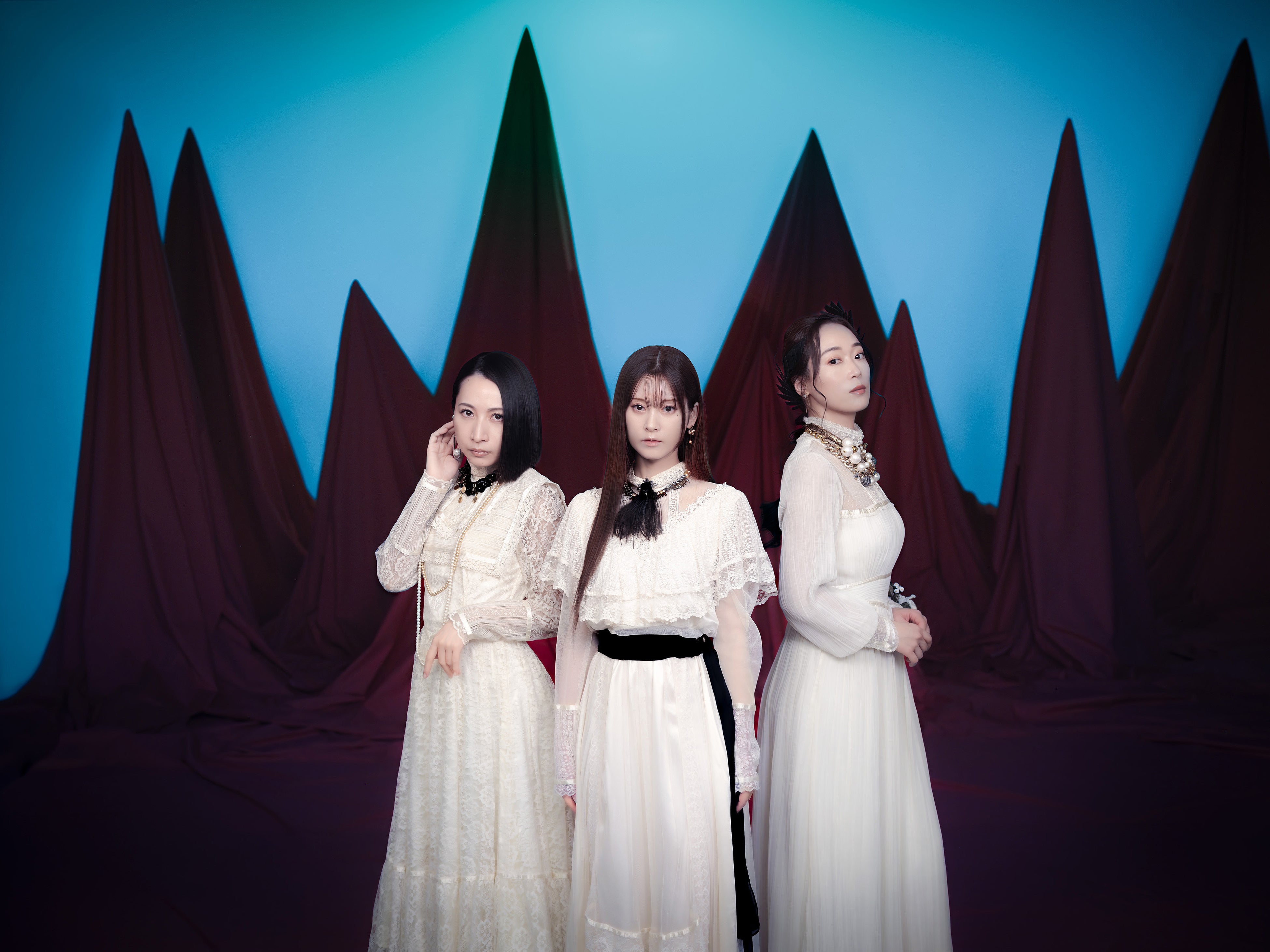 Foto oficial de divulgação do trio vocal Kalafina